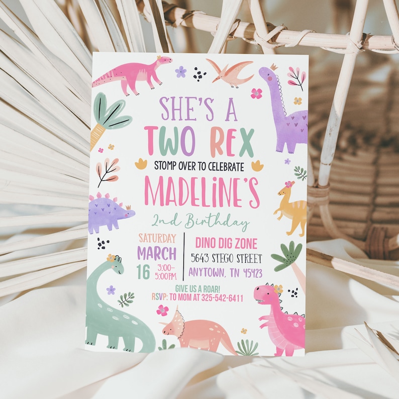 Może przedstawiać: R&oacute;żowe i zielone zaproszenie na przyjęcie urodzinowe z dinozaurami z tekstem "She's a Two Rex" i "Madeline's 2nd Birthday". Zaproszenie zawiera lokalizację, datę i godzinę strefy wykopalisk dinozaur&oacute;w.