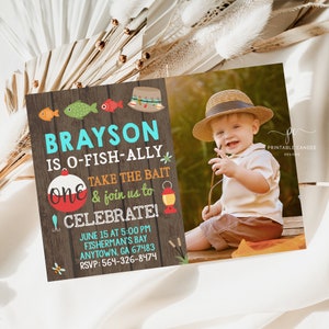 Könnte beinhalten: Eine rustikale Holz-gestaltete Einladung zum ersten Geburtstag für einen Jungen namens Brayon. Die Einladung zeigt ein Foto eines Jungen, der eine Angelrute hält, mit dem Text "Brayon is o-fish-ally one. Take the bait & join us to celebrate!"  15. Juni um 17:00 Uhr, Fisherman's Bay, Anytown, GA 67483. RSVP: 564-326-8474.