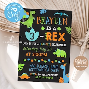 Könnte beinhalten: Eine Geburtstagseinladung im Stil einer schwarzen Tafel mit Dinosaurier-Motiv. Die Einladung lautet "Brayden is a 3-Rex" und enthält eine Dinosaurier-Illustration. Die Einladung enthält auch Details zur Party, einschließlich Datum, Uhrzeit und Ort.