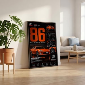 以下が含まれることがあります： オレンジ色の2013年型トヨタGT86が描かれた縦型の額入りポスター。大きな数字の86、車の複数の視点、エンジン詳細、技術仕様が含まれています。テキストには「2013 TOYOTA GT86」、「PURE BALANCED DRIVING」と記され、様々なアイコンや性能データが記載されています。