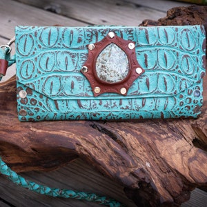 Monedero de cuero hecho a mano / Diseño en relieve turquesa con incrustaciones de piedra de jaspe azul oceánico / Cartera de cuero estilo bohemio con labrado Dilema irónico