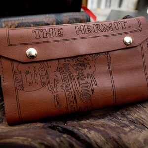 Upcycled Braune Leder Geldbörse | Handgefertigt aus Recyceltem Leder | Laser-Cut Einsiedler Tarot Kartendesign | Nachhaltig & Einzigartig