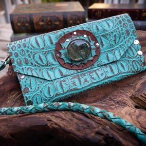 Monedero de cuero hecho a mano / Diseño en relieve turquesa con incrustaciones de piedra labradorita / Moda boho sostenible Dilema irónico