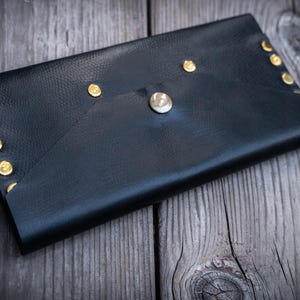 Cartera grande de piel negra con estampado de serpiente y detalles de remaches dorados, hecha a mano, duradera, minimalista, estilo punk rock, urbano y unisex