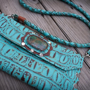 Monedero de cuero hecho a mano / Diseño en relieve turquesa con incrustaciones de piedra / Monedero único de moda boho sostenible Dilema irónico