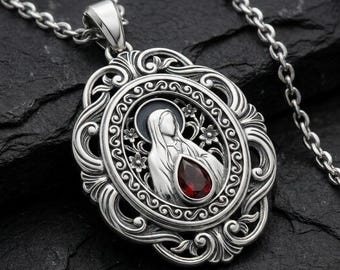 Diese kunstvolle Rokoko 925 Sterling Silber Jungfrau Maria Anhänger mit Teardrop roten Edelstein ist ein Glaube Andenken für fromme Verschleiß & spirituelle