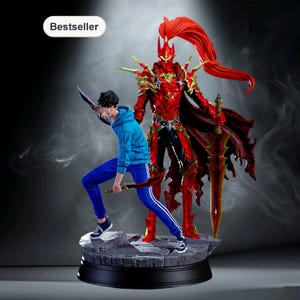 Puede incluir: Un conjunto de figuras detalladas con dos personajes en poses dinámicas. Una figura está vestida con una armadura roja con detalles dorados, sosteniendo una espada grande. La otra figura lleva una sudadera con capucha y pantalones azules, empuñando dos espadas. La base es de piedra gris texturizada.