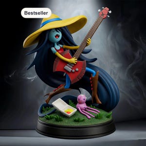 Puede incluir: Figura de un personaje de dibujos animados con piel azul, pelo largo y oscuro y un sombrero amarillo, tocando una guitarra roja. El personaje lleva botas y está sobre una base de hierba con un pulpo rosa y un recipiente de comida.