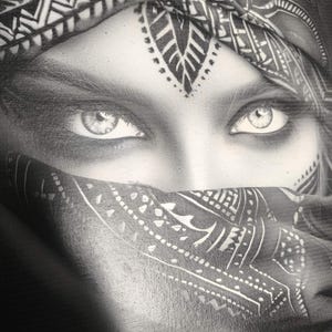 Peut inclure: Dessin au crayon en noir et blanc d'un visage, mettant l'accent sur les yeux et le voile. Les yeux sont détaillés avec des ombres et des reflets. Le voile et le couvre-chef présentent des motifs géométriques complexes.