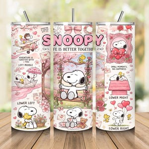 Peut inclure: Trois gobelets cylindriques avec pailles arborant un motif Snoopy dans les tons roses. Les illustrations montrent Snoopy pilotant un avion, sur une balançoire et tenant des ballons, avec les textes SNOOPY, LIFE IS BETTER TOGETHER et SMALL MOMENTS, BIG HAPPINESS.