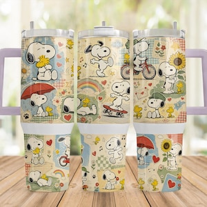Peut inclure: Un gobelet en acier inoxydable avec poignée arborant un motif en collage de Snoopy et Woodstock dans diverses activités, notamment le skateboard, le vélo et tenant des tournesols. Le design inclut des cœurs rouges, des arcs-en-ciel et des motifs à carreaux.