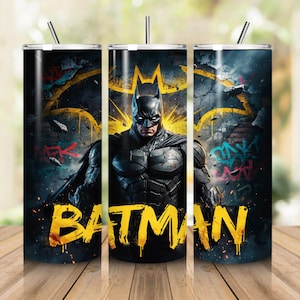 Puede incluir: Un vaso cilíndrico de acero inoxidable con un gráfico de Batman en un traje blindado negro sobre un fondo de pared de ladrillo oscuro y arenoso, con un símbolo de murciélago amarillo y la palabra BATMAN en letras amarillas grandes.