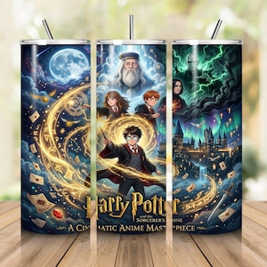 Puede incluir: Un vaso cilíndrico con un gráfico vibrante de Harry Potter y la piedra filosofal en estilo anime. El diseño muestra personajes, un castillo, remolinos mágicos dorados, cartas voladoras y el texto Harry Potter and the Sorcerer's Stone.