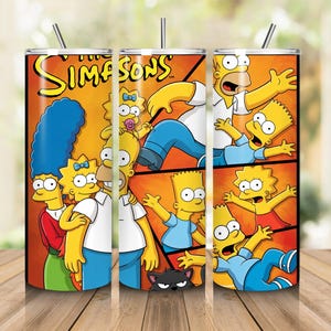 Puede incluir: Un vaso cilíndrico de acero inoxidable con un fondo naranja vibrante, el logotipo de The Simpsons y varias ilustraciones de Homer, Marge, Bart, Lisa y Maggie Simpson. El recipiente incluye una pajita de metal y una tapa transparente.