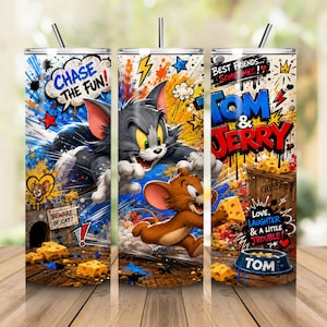Może przedstawiać: Cylindryczny kubek ze słomką z kolorową grafiką przedstawiającą Toma i Jerry'ego. Wzór zawiera napisy Chase the Fun, Tom & Jerry, Best Friends... Sometimes oraz Love, Laughter & a Little Trouble, a także ilustracje sera i miski dla kota.