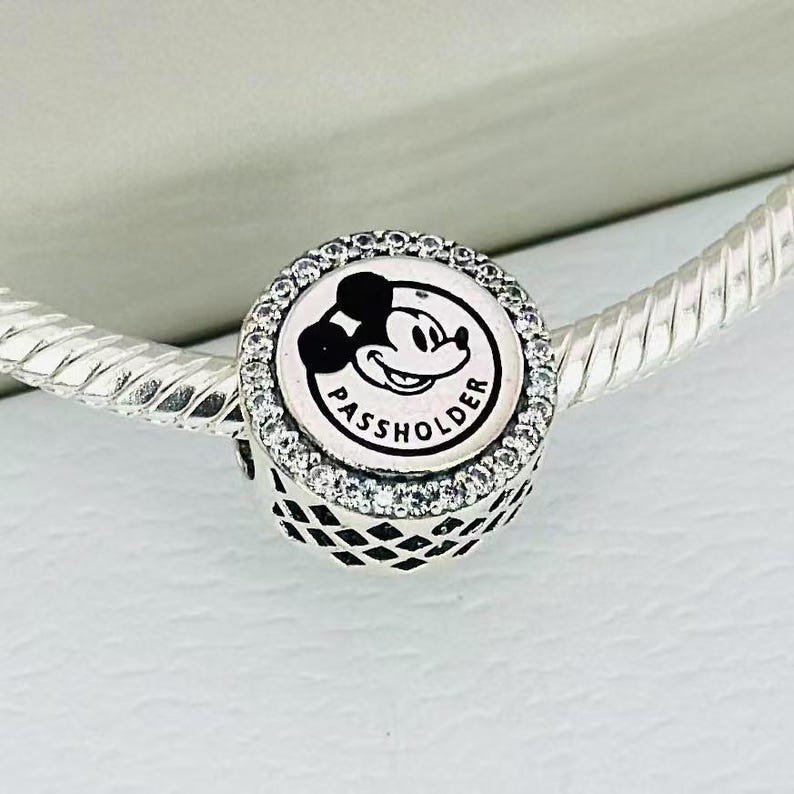 Accessorio di Topolino in argento S925, adatto ai bracciali Pandora. immagine 3