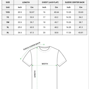 Pu&ograve; includere: Tabella delle taglie di t-shirt per ragazzi con misure in pollici e centimetri. La tabella include le taglie YXS, YS, YM, YL e XL, con le corrispondenti misure di petto, lunghezza e manica. Un diagramma di una t-shirt illustra i punti di misurazione.