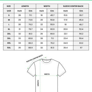 Pu&ograve; includere: Un grafico bianco con testo nero che descrive le misure di una classica t-shirt unisex. Il grafico include le taglie dalla S alla 5XL, con misure in pollici e centimetri per lunghezza, larghezza e centro manica posteriore.