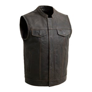Könnte beinhalten: Eine braune Lederweste mit Stehkragen und zwei Brusttaschen. Die Weste hat ein verwittertes Aussehen mit sichtbaren Nähten und einen klassischen Biker-Stil. Die Weste ist ärmellos und hat einen geraden Saum.