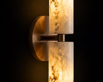 二段式アラバスター＆アンティーク真鍮製ウォールランプ｜リビングルーム、ベッドルーム、廊下の装飾に最適な、ラグジュアリーでモダンな壁照明
