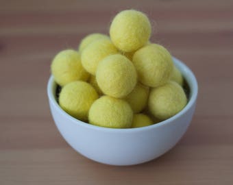 Boules Pom Pom en feutre jaune