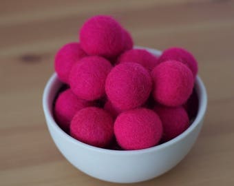 Boules pom pom en feutre de laine rose vif