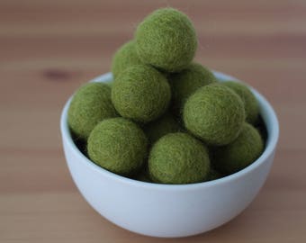 Boules pom pom en feutre de laine vert olive