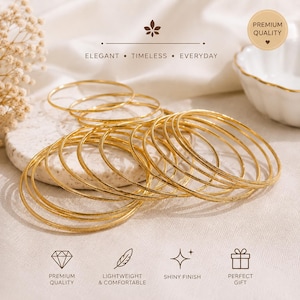 Può includere: Una collezione di braccialetti circolari sottili color oro con una superficie testurizzata e scintillante. Il set include diversi anelli singoli impilati insieme, caratterizzati da una finitura metallica e un design semplice e rotondo.
