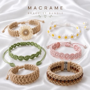 Könnte beinhalten: Eine Auswahl an Makramee-Armbändern in verschiedenen Designs und Farben. Die Armbänder zeigen Designs wie eine beige Gänseblume, eine weiße Gänseblumenkette, ein grünes Blattmuster und ein rosa Kreismuster. Der Text "MACRAME BRACELET BUNDLE" ist oben zu sehen.