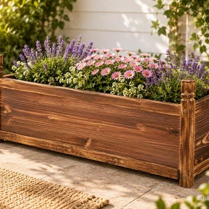 Peut inclure: Un bac à fleurs rectangulaire en bois rempli de fleurs vibrantes. La boîte est teintée d'un brun riche et présente de la lavande, des marguerites roses et d'autres verdure. Le bac a un design classique avec des poteaux verticaux à chaque coin.