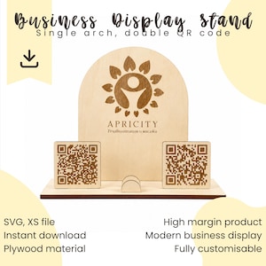 Peut inclure: Un présentoir professionnel en bois clair doté d'un panneau arrière en forme d'arche avec un logo gravé au laser et le texte APRICITY. Le support comprend deux panneaux carrés pour codes QR et un petit support semi-circulaire sur une base plate.