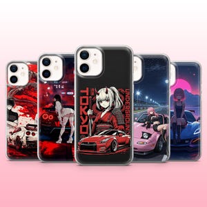 Puede incluir: Un conjunto de fundas para teléfonos con ilustraciones de estilo anime. Los diseños incluyen coches, figuras y texto japonés. Las fundas muestran una variedad de colores, incluyendo rojo, negro, rosa y azul, con obras de arte detalladas.
