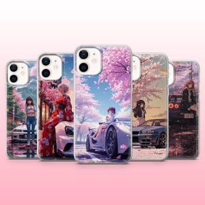 Puede incluir: Fundas transparentes para teléfono con ilustraciones de estilo anime. Los diseños presentan mujeres con coches bajo cerezos en flor. Las fundas tienen un borde transparente y un acabado brillante.