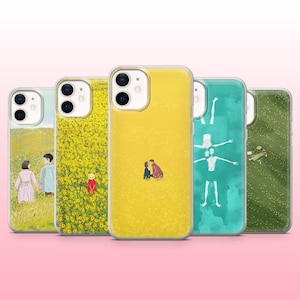 Puede incluir: Una colección de cinco fundas para teléfono con varios diseños. Las fundas presentan ilustraciones de personas en campos, un campo de flores amarillas y figuras abstractas. Las fundas son transparentes con un teléfono blanco en el interior.