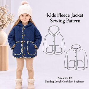 Puede incluir: Una chaqueta de forro polar acolchada azul marino con capucha y ribete floral, con el texto Kids Fleece Jacket Sewing Pattern, Sizes: 2 - 12, Sewing Level: Confident Beginner, junto a dos bocetos técnicos en blanco y negro.