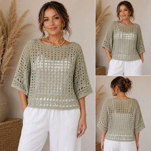 Puede incluir: Una blusa de ganchillo color verde salvia con un patrón de rejilla abierto, cuello redondo y mangas hasta el codo. La prenda tiene una silueta cuadrada y holgada, y se lleva sobre una camiseta blanca con pantalones blancos.