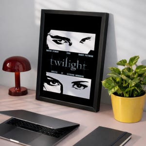 Könnte beinhalten: Ein schwarz gerahmtes Poster mit dem Twilight-Filmtitel in weißem Text und zwei horizontalen weißen Feldern, die Nahaufnahmen von Augen in Schwarz-Weiß zeigen. Der Text enthält Kristen Stewart, 2008, Robert Pattinson und Catherine Hardwicke.