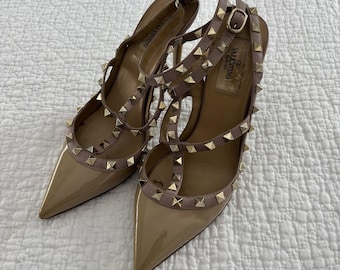 Zapatos de tacón de aguja Valentino con tira al tobillo y tachuelas, punta afilada, de piel, color beige, talla 38.
