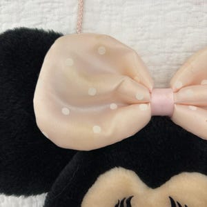 Bolso bandolera vintage de peluche con la cara de Minnie Mouse, de Mickey's Pals Disney, con cremallera. imagen 3
