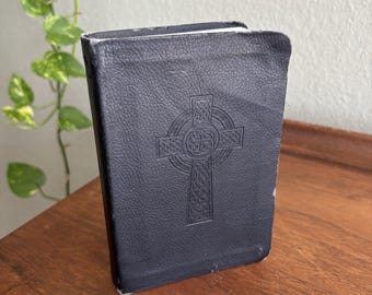 Biblia Holman Christian Standard w kieszonkowym rozmiarze, skórzana okładka, styl celtycki, krzyż