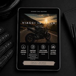 Può includere: Un tablet digitale mostra una moto su una strada al tramonto, con la scritta "VIAGGI IN SELLA". Il tablet è circondato da un casco nero, guanti, penna e taccuino. Il testo sul tablet include "DOWNLOAD ISTANTANEO FILE PDF".