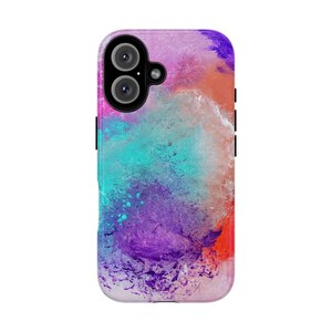Può includere: Una custodia rettangolare per smartphone con un design astratto caratterizzato da vortici sfumati di viola vibrante, turchese brillante, pesca tenue e arancione intenso. La custodia presenta un modulo fotocamera nero con due lenti circolari.