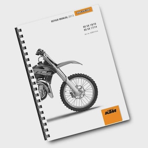 Puede incluir: Un manual de reparación para motocicletas KTM, con una ilustración detallada de una moto de cross negra y gris. La portada incluye el texto "REPAIR MANUAL 2013" e información del modelo, con el logotipo de KTM en naranja.