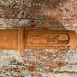以下が含まれることがあります： 「Boyle's Brand」と「Trade Mark Registered Combination Jan. 18, '10」と書かれたラベルが付いた木製の容器です。