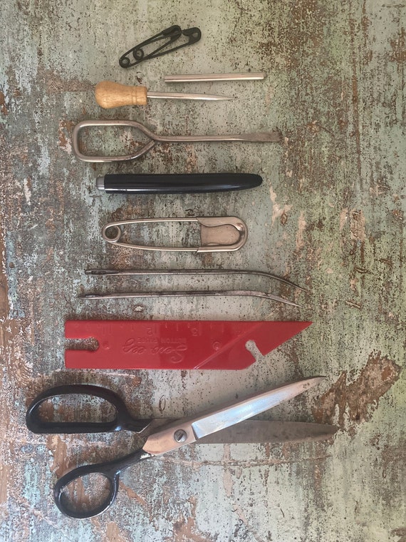 Antique sewing tools / sewing notions - image 1