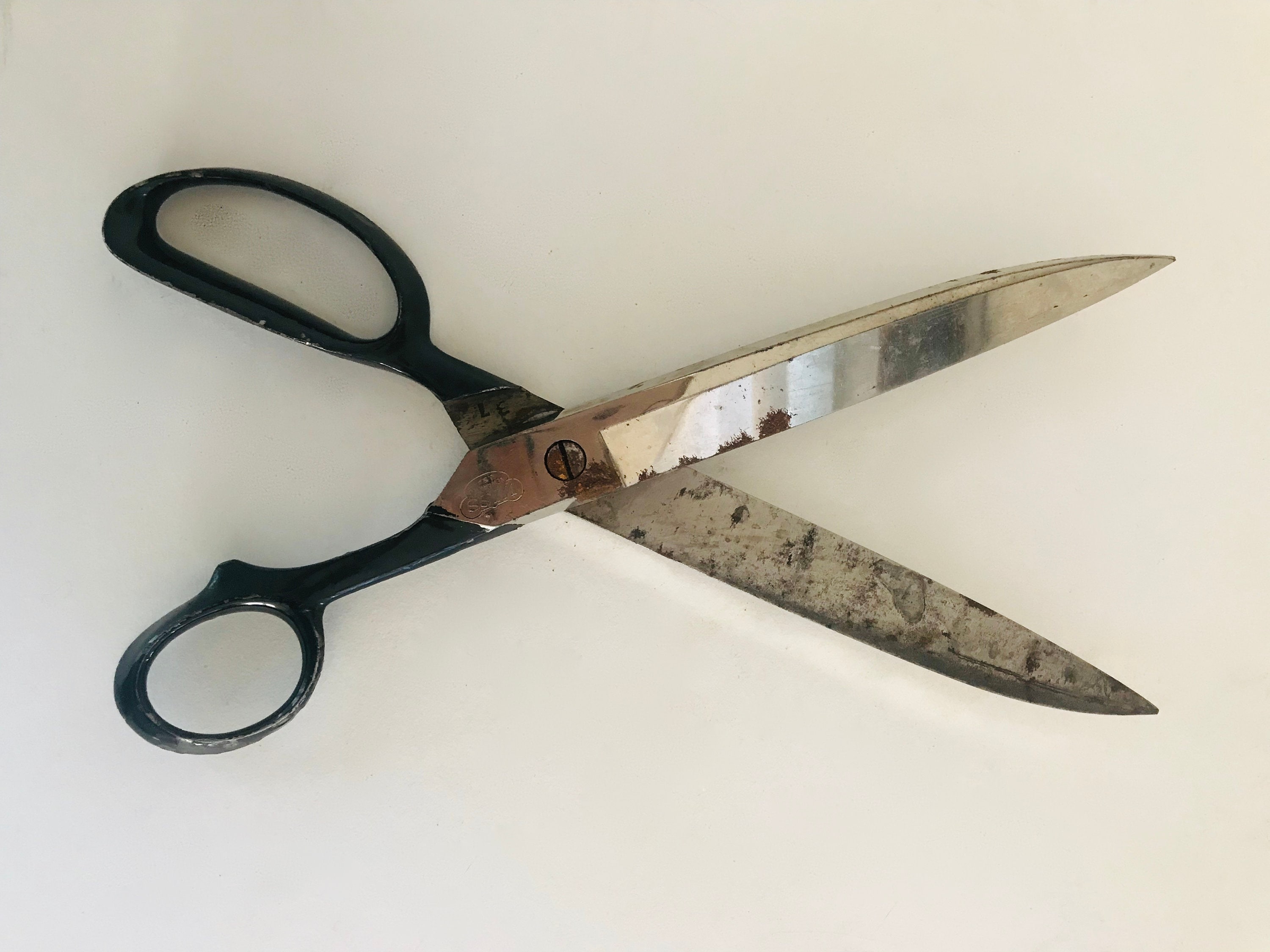Giant Scissors Prop Cuts Through Clutter – Fixtures Close Up