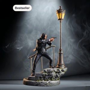 Puede incluir: Figura de un hombre con traje negro apuntando con una pistola, de pie sobre escalones de piedra junto a una farola. La farola tiene una luz amarilla. La figura está sobre un fondo ahumado. La palabra "Bestseller" está en la esquina superior izquierda.