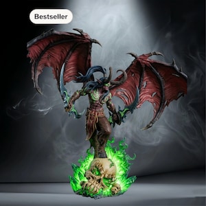 Peut inclure: Figurine détaillée d'un personnage démoniaque avec de grandes ailes rouges, des cornes et une peau verte. La figurine tient deux lames incurvées et se tient sur un crâne entouré de flammes vertes. Le mot "Bestseller" est dans un encadré blanc.