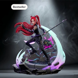 Puede incluir: Figura detallada de una guerrera con cabello rojo y atuendo negro, sosteniendo un bastón. La figura está posada dinámicamente sobre una base de piedra con una figura fantasmal y acentos brillantes. La palabra "Bestseller" está en la esquina superior izquierda.