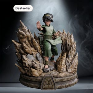 Può includere: Statuetta dettagliata di un personaggio in abito verde, in posa su una base rocciosa. La figura è in posizione di arti marziali, con una mano alzata. La base ha un simbolo e la parola "Bestseller" è in alto a sinistra.